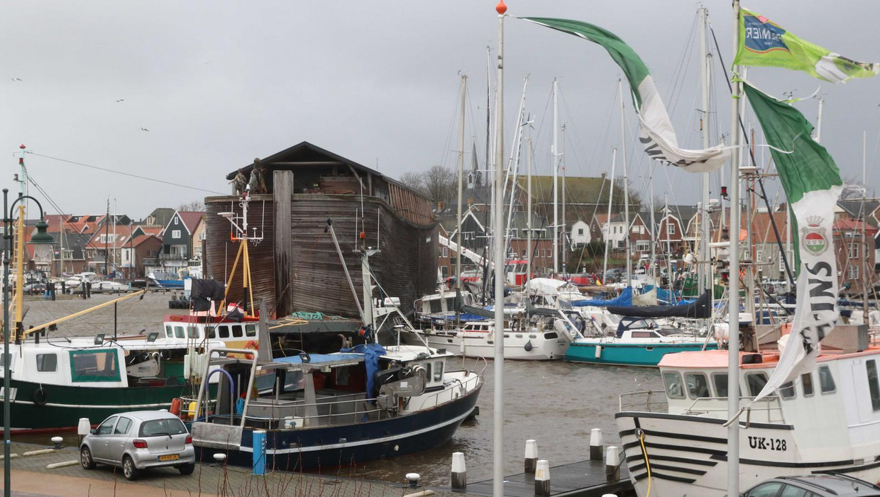 De VerhalenArk is door de zware storm losgeslagen in de haven van Urk en op plezierjachten gebotst Beeld anp