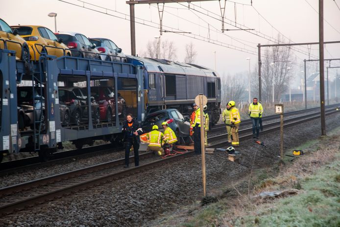 De trein kon de wagen op de sporen aan de overweg in de Bruibekestraat niet meer ontwijken. Hij werd enkele tientallen meters meegesleurd.