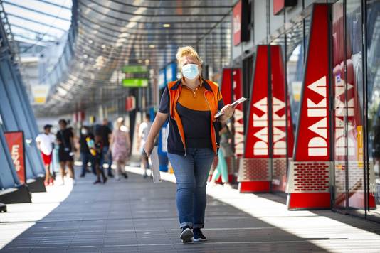 Een PostNL-bezorger draagt een mondkapje tijdens haar ronde. Vanaf vorige week is er een mondkapjesplicht in bepaalde locaties in Rotterdam en Amsterdam, waaronder winkelcentrum Alexandrium.