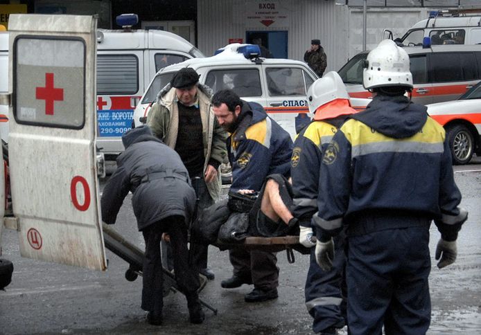 Reddingswerkers verzorgen een gewonde na de bomaanslag op een metro in 2004.