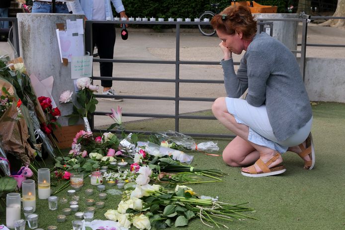 Цветя, свещи и други предмети бяха поставени на детската площадка в Анси, където четири деца и двама възрастни бяха ранени, докато изнасяха реч.