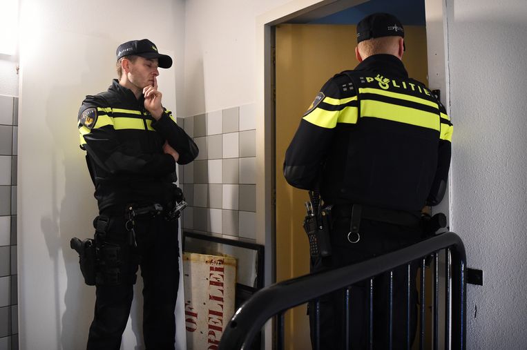Agenten gaan op bezoek bij een woning in het Oude Westen in Rotterdam. De buurt had geklaagd over de bewoners. Beeld Marcel van den Bergh / de Volkskrant