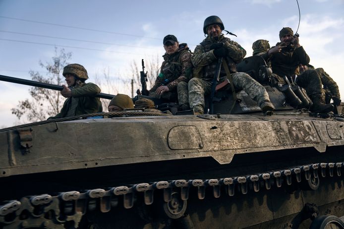 Des soldats ukrainiens sur la ligne de front à Bakhmout.