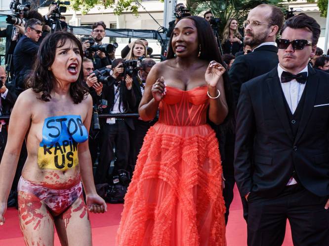 Activiste dringt door tot rode loper Cannes en protesteert tegen seksueel geweld in Oekraïne 