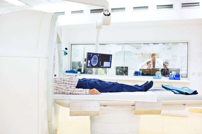 Ziekenhuizen hebben veel apparatuur die relatief gezien verouderd is en is de laatste jaren te weinig gedaan om ze te upgraden. Wel zijn de apparaten allemaal verbonden met wifi en IT-systemen en daarmee kwetsbaar voor cyberaanvallen.