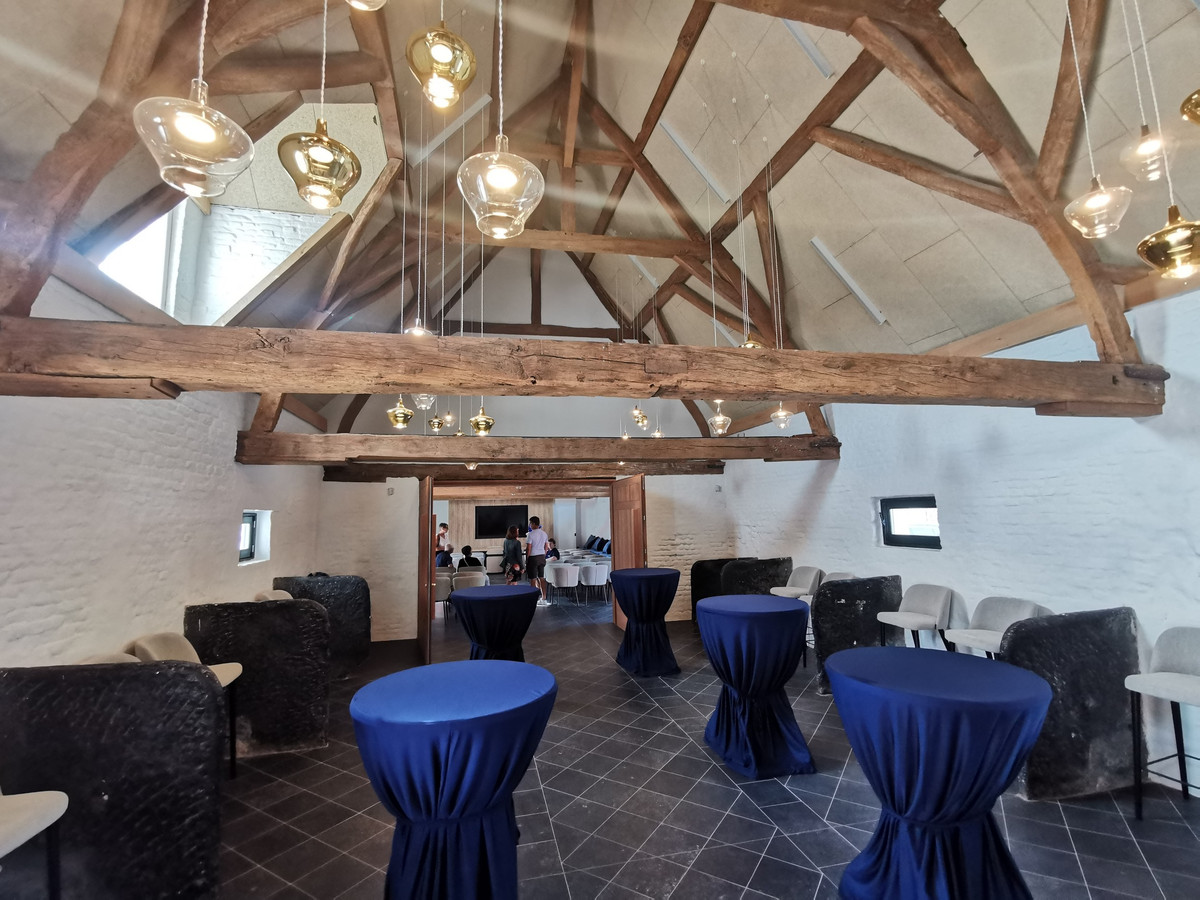 Inwoners Oudenburg verkennen gerenoveerde Abdijhoeve | Foto | hln.be