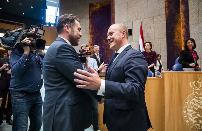 Klaas Dijkhoff (VVD) feliciteert Thierry Aartsen na zijn beëdiging in de Tweede Kamer