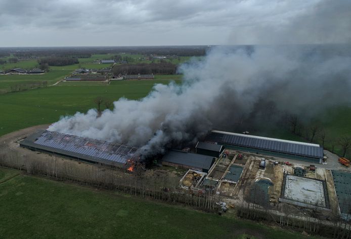 De brand bij de kippenschuur in Bentelo van bovenaf.