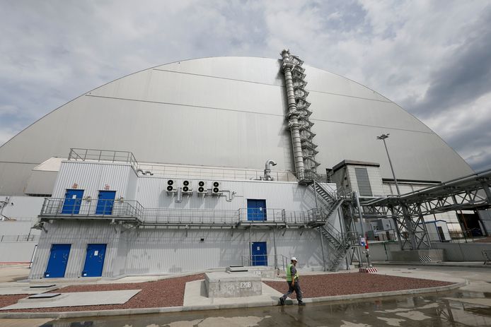 Over de beschadigde reactor werd een nieuwe structuur gebouwd om de straling tegen te houden.