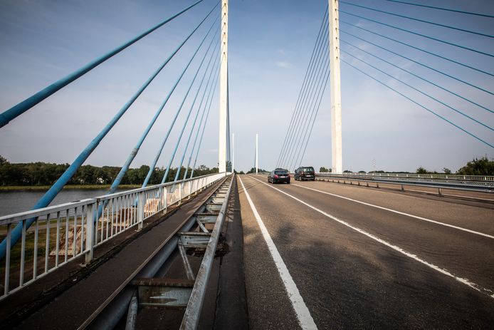 Door een defect aan één van de vijzels schuiven de verhogingswerken aan de Tuikabelbrug in Godsheide op.