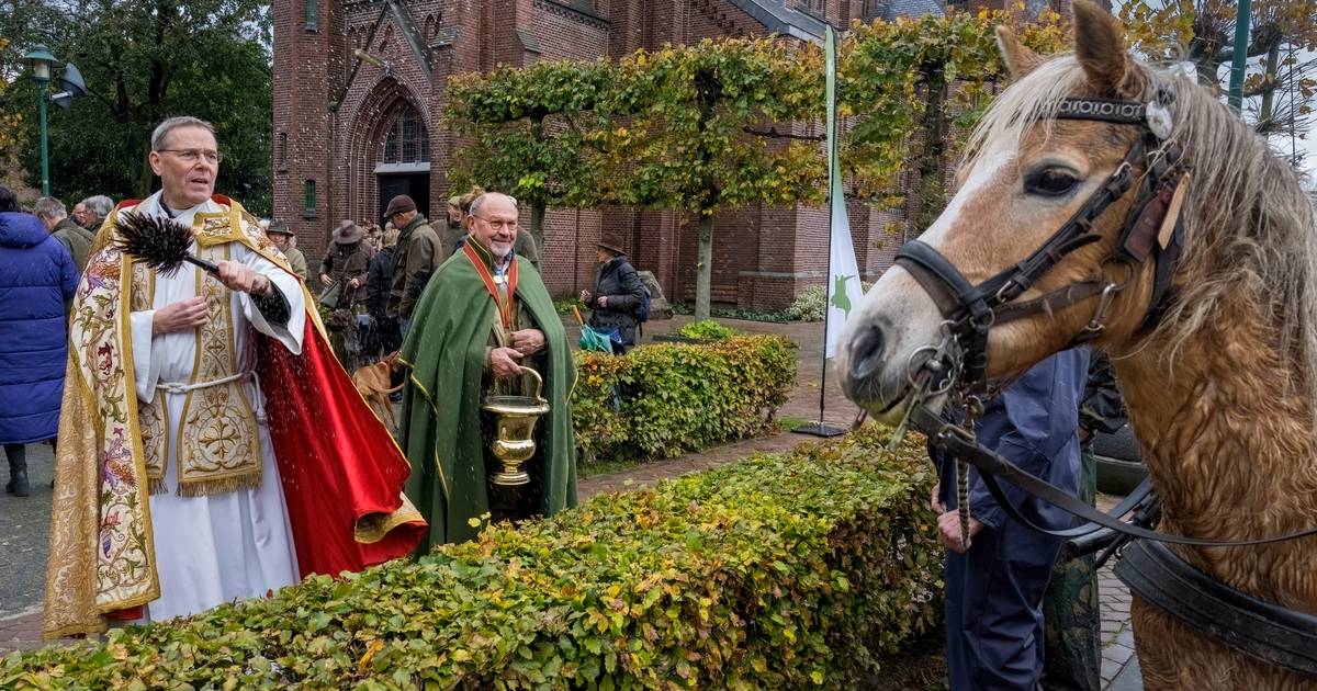 Wat doen die jagers met pony’s en honden op een stil kerkpleintje?