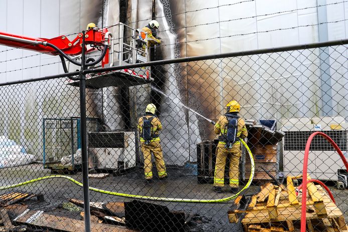De brandweer blust het vuur bij een bedrijf voor medische hulpmiddelen op industrieterrein Apeldoorn-Noord.