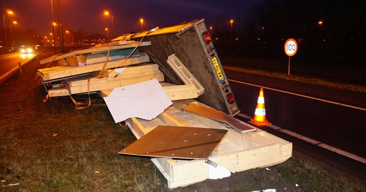 Aanhanger vol met hout gekanteld bij oprit A28 in Zwolle.