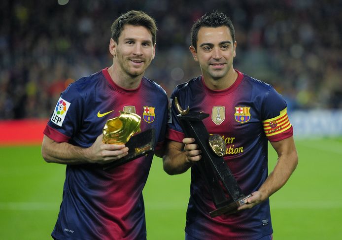 Xavi (R) aan de zijde van Lionel Messi.