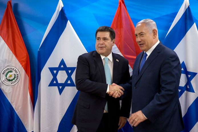 De Paraguayaanse president Horacio Cartes en de Israëlische premier Benjamin Netanyahu bij de opening van de nieuwe ambassade.