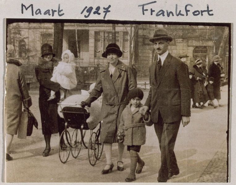 Foto van Edith en Otto Frank met hun kinderen Margot en Anne in 1927 in Frankfurt. Foto vrijgegeven door het Anne Frank Fonds in Frankfurt. © EPA Beeld 