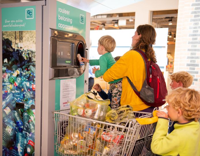 De inzamelactie van blikjes en flesjes in Rijen is een groot succes. Kinderen en ouderen krijgen 5 cent per blikje of flesje vergoed in de automaat die in juli in winkelcentrum De Laverije staat. Doel is zwerfafval terug te dringen.
