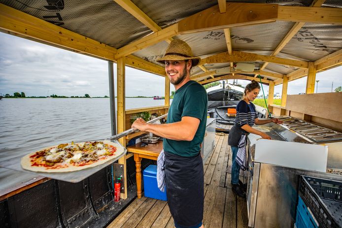 Pizza bestellen vanaf je bootje: 'Parmezaanse kaas vliegt nog wel eens door de | Koken Eten | AD.nl