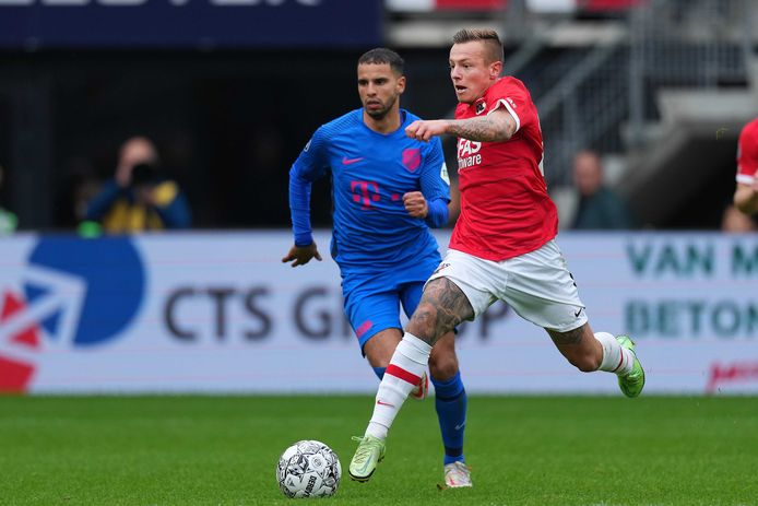 Jordy Clasie flitst voorbij Adam Maher.