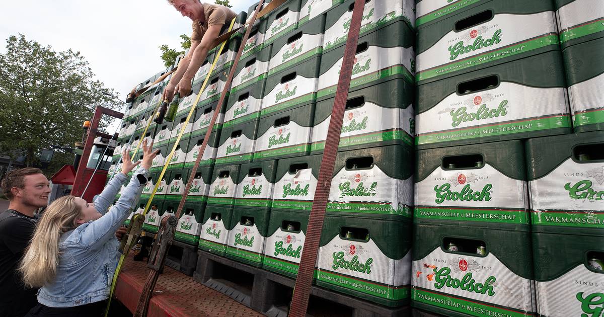 Bier is nog even in de aanbieding: vrienden nemen 600 kratten Grolsch mee op de platte kar - De Geld