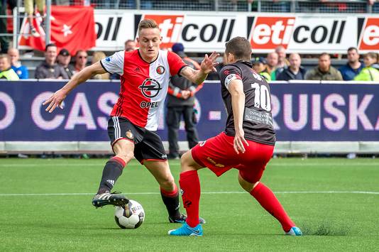 Feyenoord-speler Jens Toornstra in duel met Excelsior-speler Luigi Bruins tijdens het duel in mei 2017, toen Feyenoord kampioen kon worden, maar met 3-0 verloor.