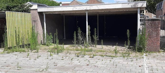 Fietsenhok op het schoolplein aan de Azaleastraat.