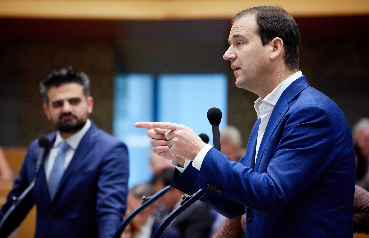Kuzu (links) en Asscher in het Kamerdebat over de formatie. Beeld anp