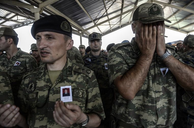 Een Turkse soldaat bidt bij de begrafenis van een collega die aan de grens met Syrië is omgekomen. Beeld AFP