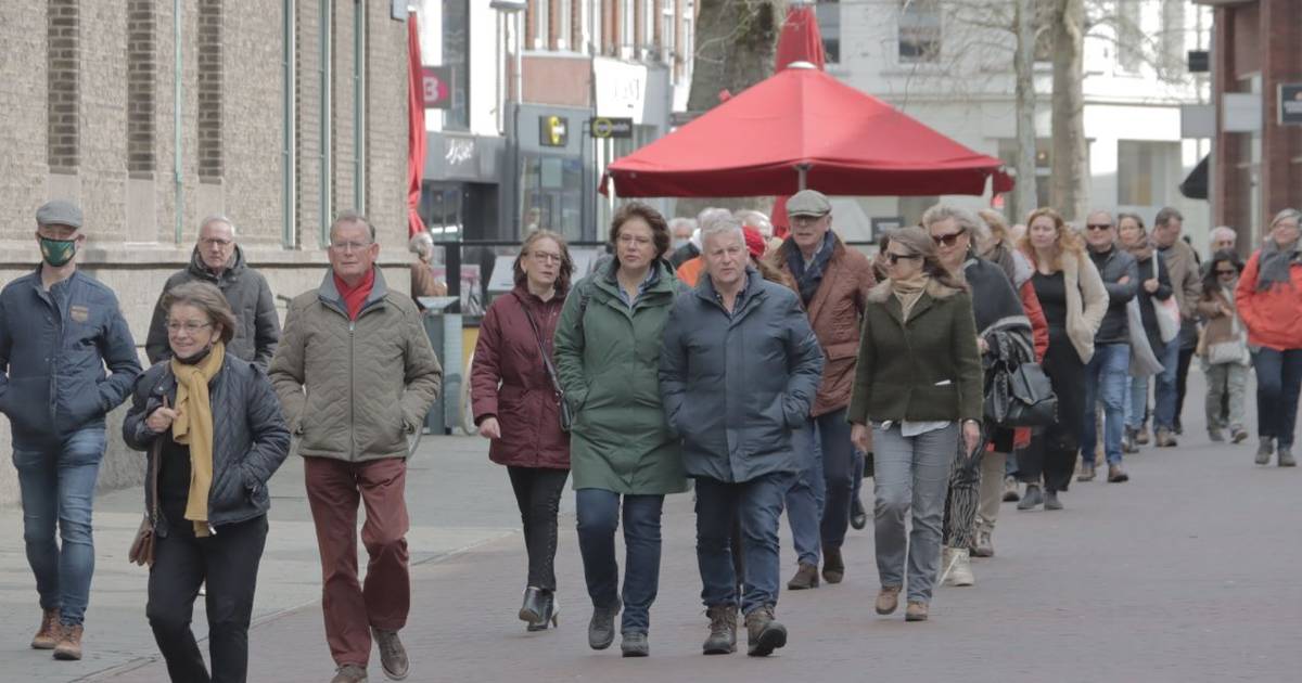 Supporters to Pieter Omtzigt march in Enschede for CDA MP |  Enschede