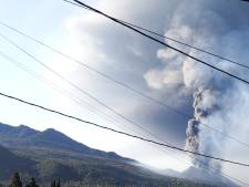 Straten La Palma bedekt onder zwarte lagen as na vulkaanuitbarsting: 'Waarom ben ik hier?’