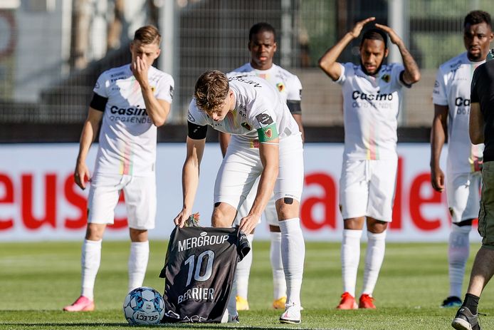 De spelers van KV Oostende hielden voor hun match afgelopen weekend al een eerbetroon aan Franck Berrier.