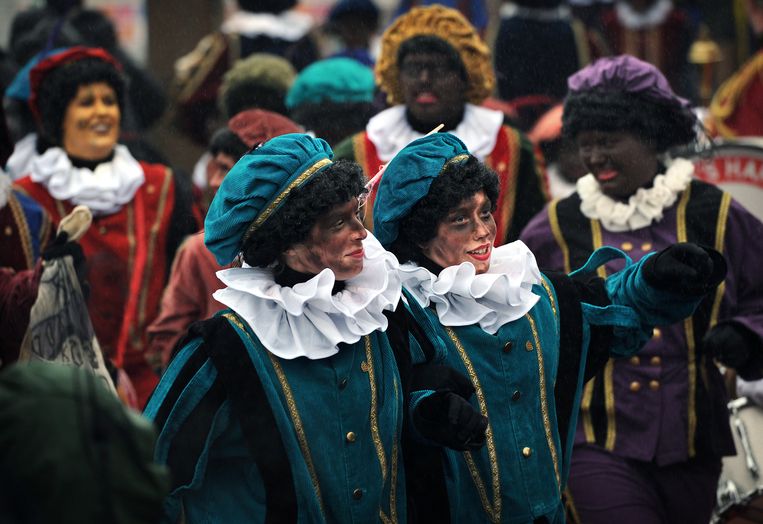 Roetpieten in Gouda. Beeld Marcel van den Bergh/de Volkskrant
