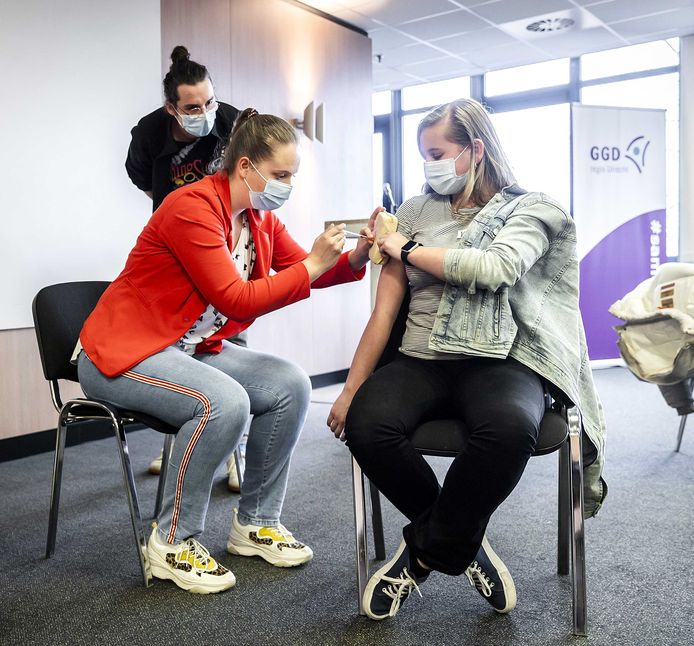 Studenten van ROC Midden Nederland, MBO Utrecht en MBO Amersfoort oefenen met vaccineren