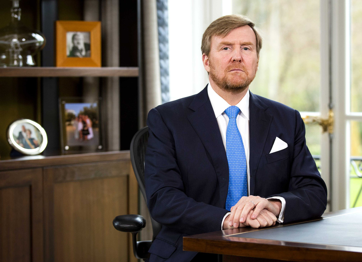 Koning Willem-Alexander hield een toespraak vanuit Paleis Huis ten Bosch over de coronacrisis.  Beeld ANP