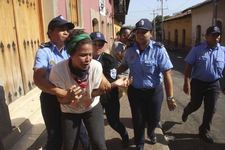 Het is voor België niet evident om Amaya Eva Coppens (de vrouw die gearresteerd wordt op de foto) consulaire bijstand te verlenen omdat ze de dubbele nationaliteit heeft.  Beeld LA PRENSA/ARCHIVO/Eddy López