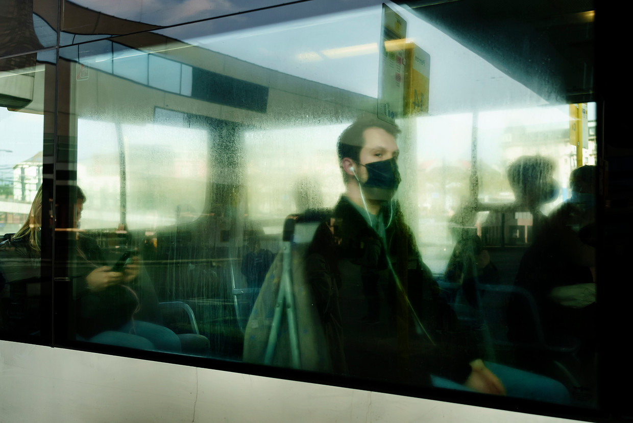 Reizen met het openbaar vervoer? Als bus, trein of metro slecht geventileerd is, blijft een mondmasker aangeraden, ook als het niet meer verplicht is. Beeld Eric de Mildt