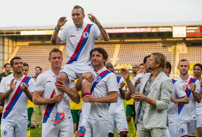 Fernando Ricksen op de schouders van Kevin Hofland en Mark van Bommel op 25 mei 2014.