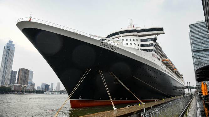 Gracieuze Queen Mary 2 gearriveerd in Rotterdam, beperkt protest van Extinction Rebellion 
