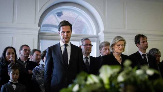 Premier Mark Rutte en de Voorzitter van de Eerste Kamer, Ankie Broekers-Knol (R) tijdens de herdenking bij het nationaal monument Erelijst van Gevallenen in de Tweede Kamer.