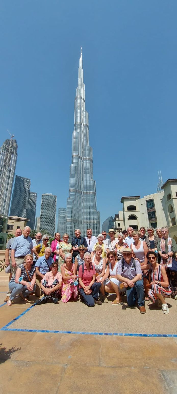 De leden van NEOS (netwerk van ondernemende senioren) Hooglede-Gits bij de wereldberoemde Burj Khalifa.