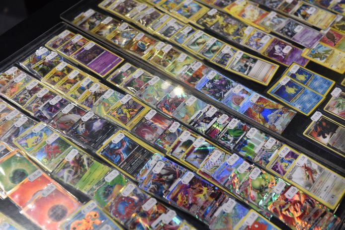 Pokémonkaarten zijn op het moment hartstikke gewild onder kinderen, maar ook volwassenen. De waarde van de kaarten, gebaseerd op de game Pokémon waarin kleine monstertjes elkaar bevechten, kan hoog oplopen.