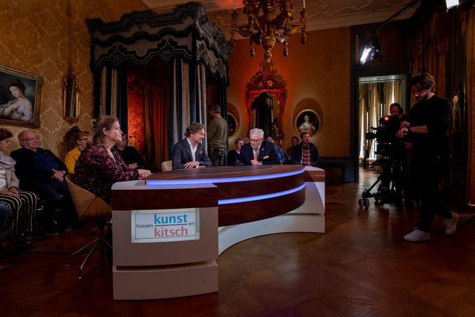 Opnames Tussen Kunst en Kitsch in het Markiezenhof. Céline uit Zundert (l) aan tafel met presentator Frits Sissling en juwelenexpert Martijn Akkerman.