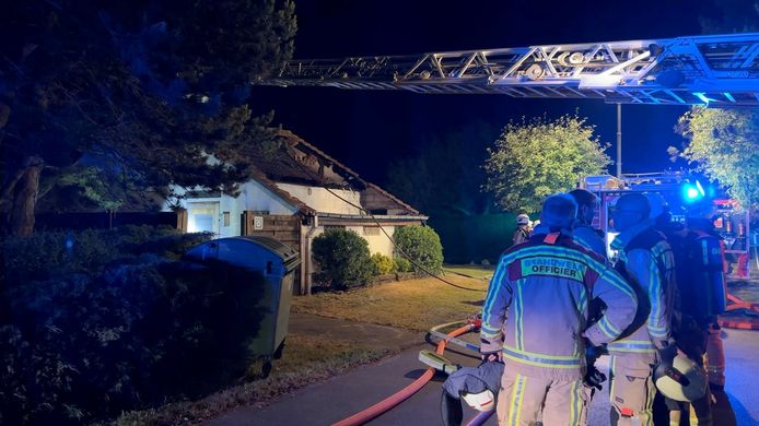 In een huisje in een vakantiepark in de Grotestraat in De Haan is brand uitgebroken. Bij aankomst van de brandweer sloegen de vlammen al door het dak.