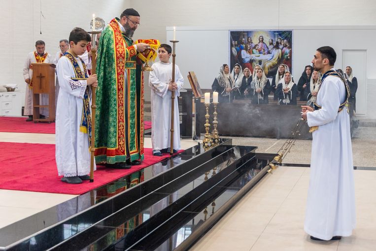 De pastor roept de gelovigen op de slachtoffers van de aardbeving te steunen. ‘God stelt ons in de gelegenheid te helpen, en die kans moeten we niet laten lopen.’ Beeld Herman Engbers