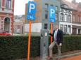 Burgemeester Ignace Michaux bij de laadpalen in de Politiekegevangenenstraat.