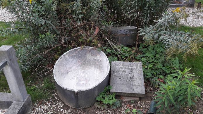 Ooit een grafversiering, de verweerde graftrommel op de begraafplaats aan de Burgemeester Van Randwijckstraat in Rossum.