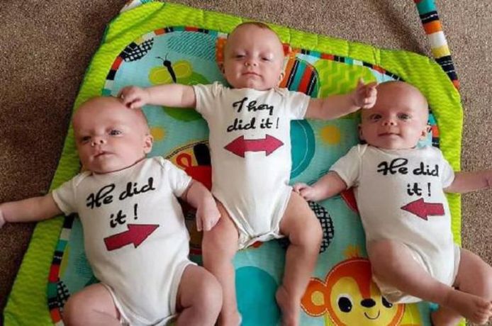 Foto van drieling moet bijdragen aan begrafenis van twee broertjes ...