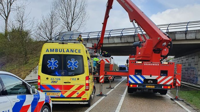 Vrachtwagenchauffeur voorkomt zelfdoding vanaf metershoog viaduct op N279.