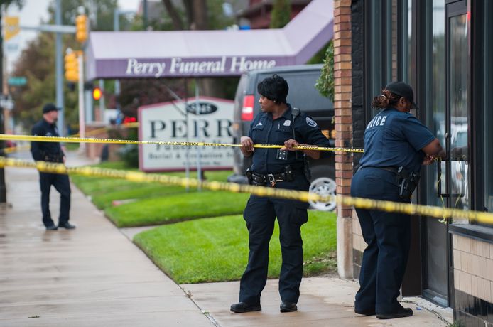 Politie bij Perry Funeral Home in Detroit, waar 63 foetussen werden gevonden.
