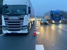 Vrachtwagen strandt met pech op A67 bij Geldrop, truck weggehaald met speciale takelwagen
